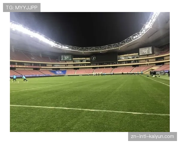 通讯:朗斯主场草皮完成紧急维护,确保周末夜场比赛条件 通讯:朗斯主场草皮完成紧急维护,确保周末夜场比赛条件